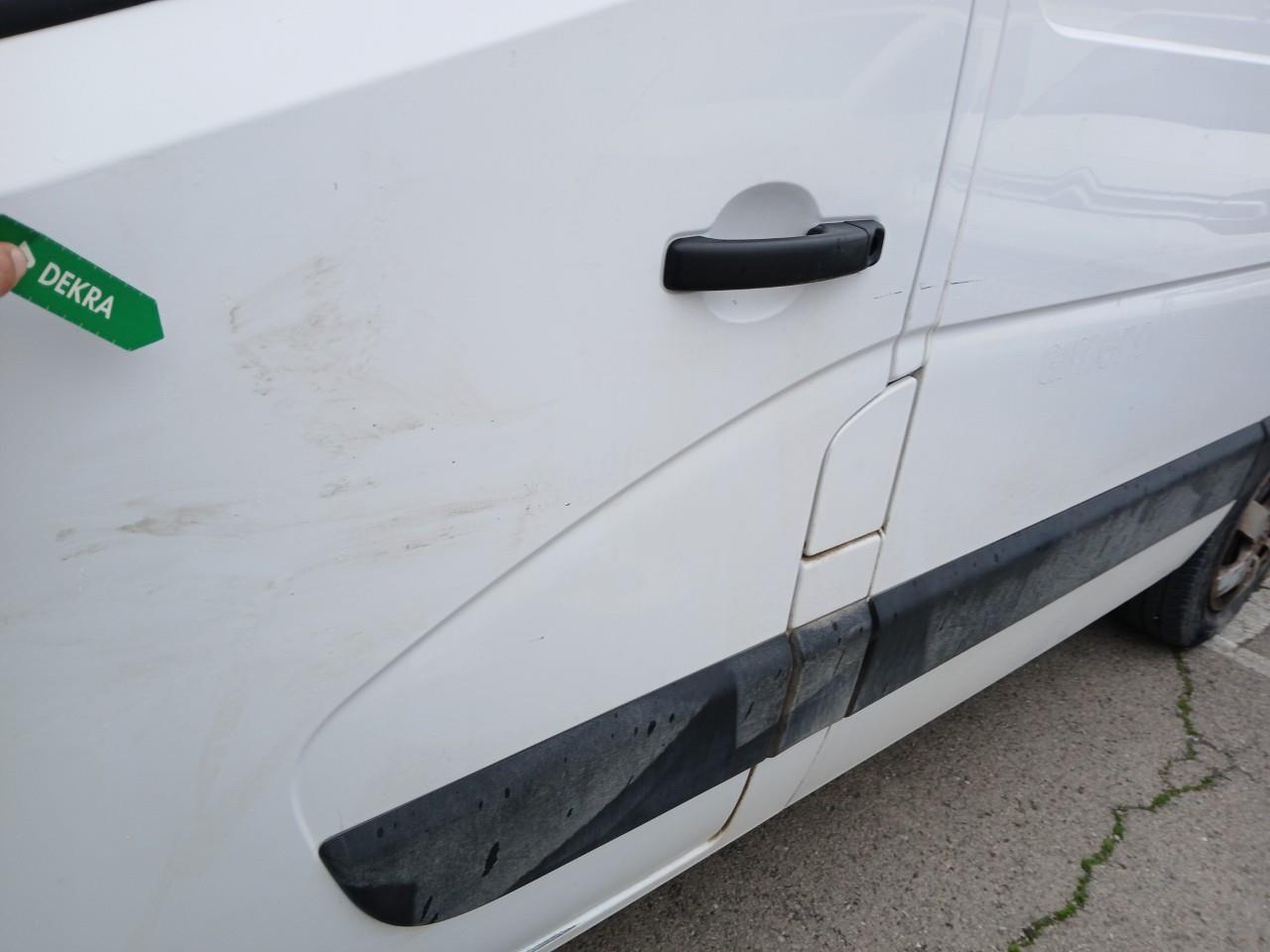 Daño en Puerta delantera izquierda Golpe carrocería Golpe carrocería