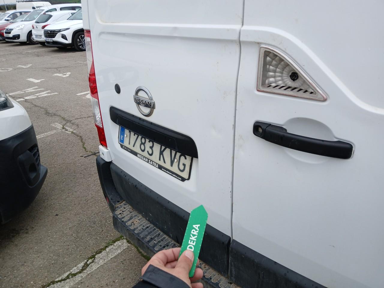 Daño en Puerta trasera izquierda Golpe carrocería Golpe carrocería