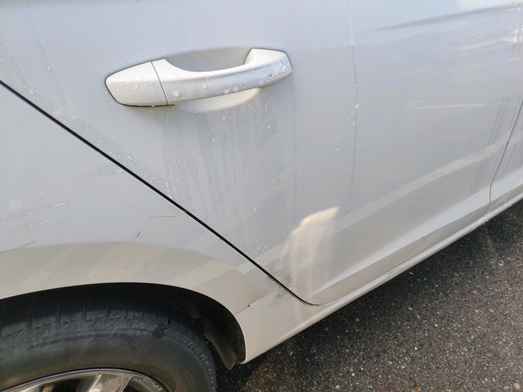 Daño en Puerta trasera derecha Arañazo ligero Arañazo ligero