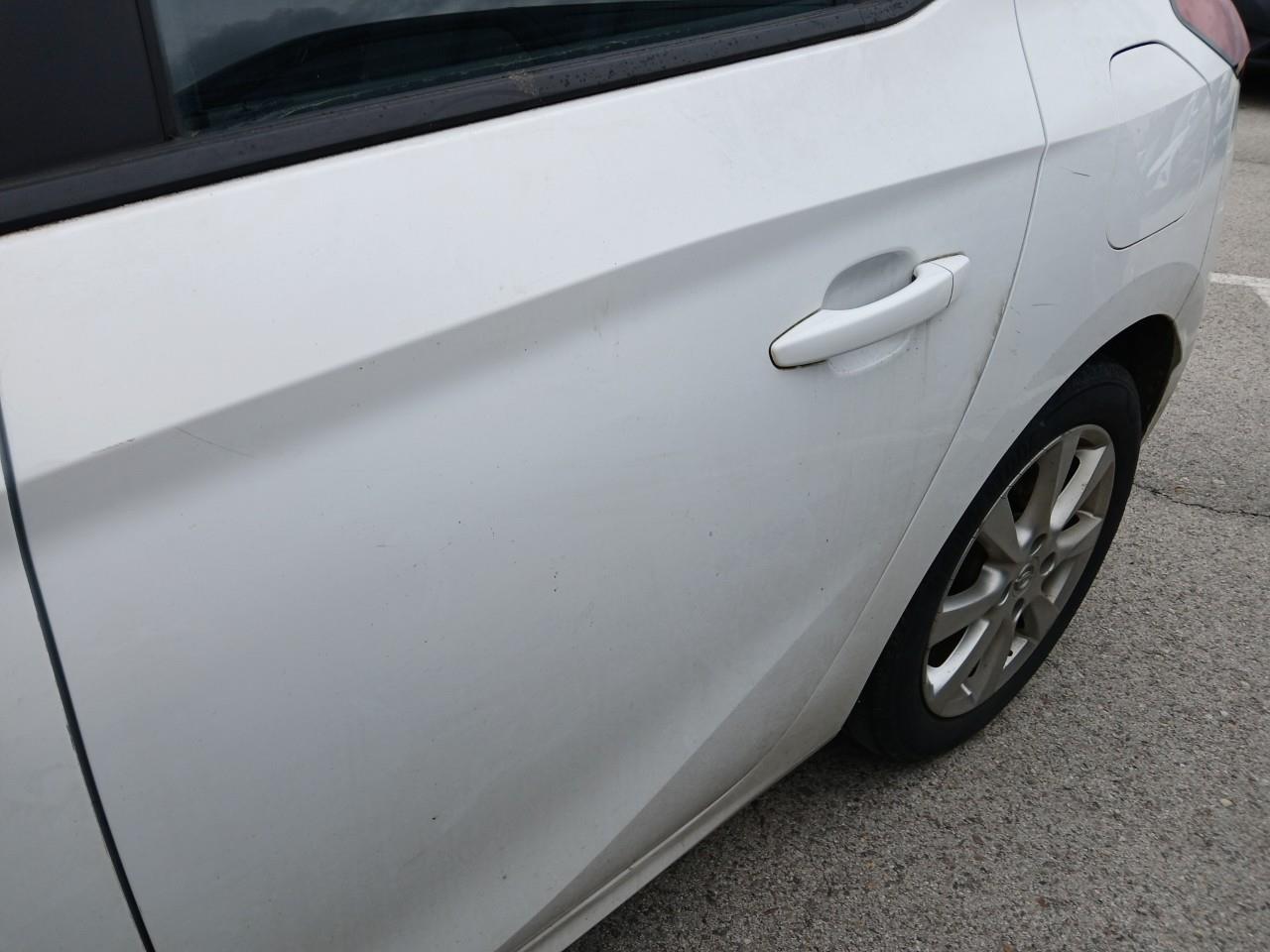Daño en Puerta trasera izquierda Arañazo profundo Arañazo profundo