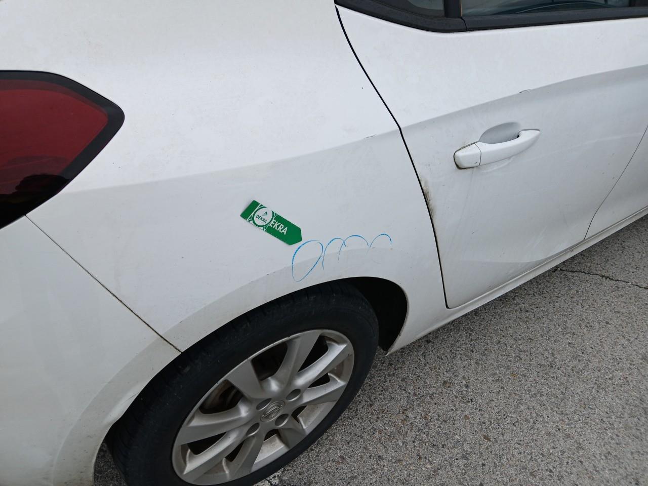 Daño en Aleta trasera derecha Golpe carrocería Golpe carrocería