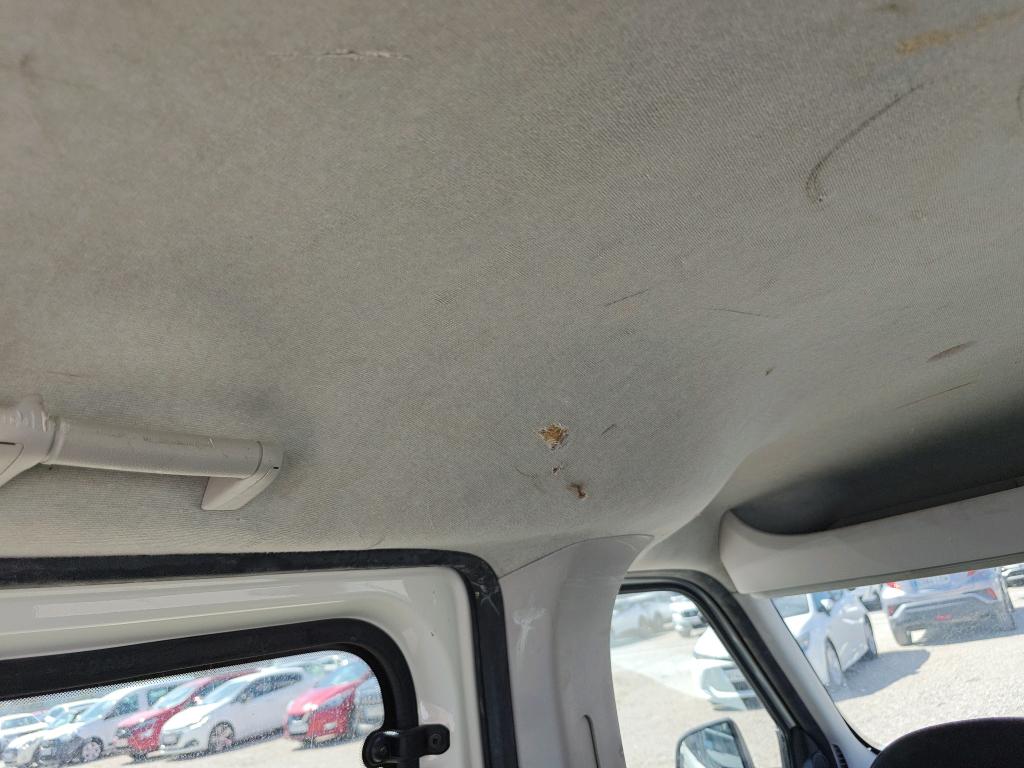 Daño en Tapicería techo Roto Roto