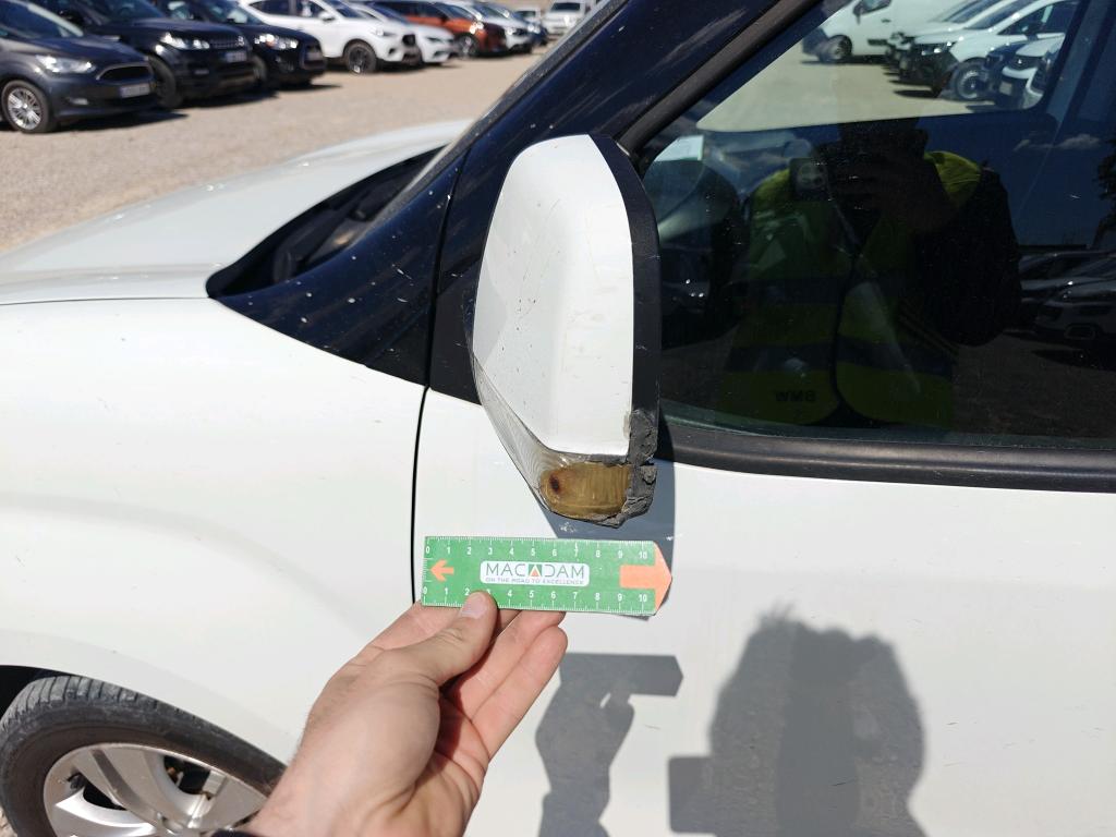 Daño en Retrovisor izquierdo Roto Roto