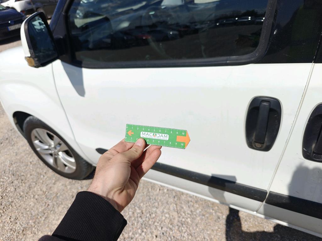 Daño en Puerta delantera izquierda hundido hundido