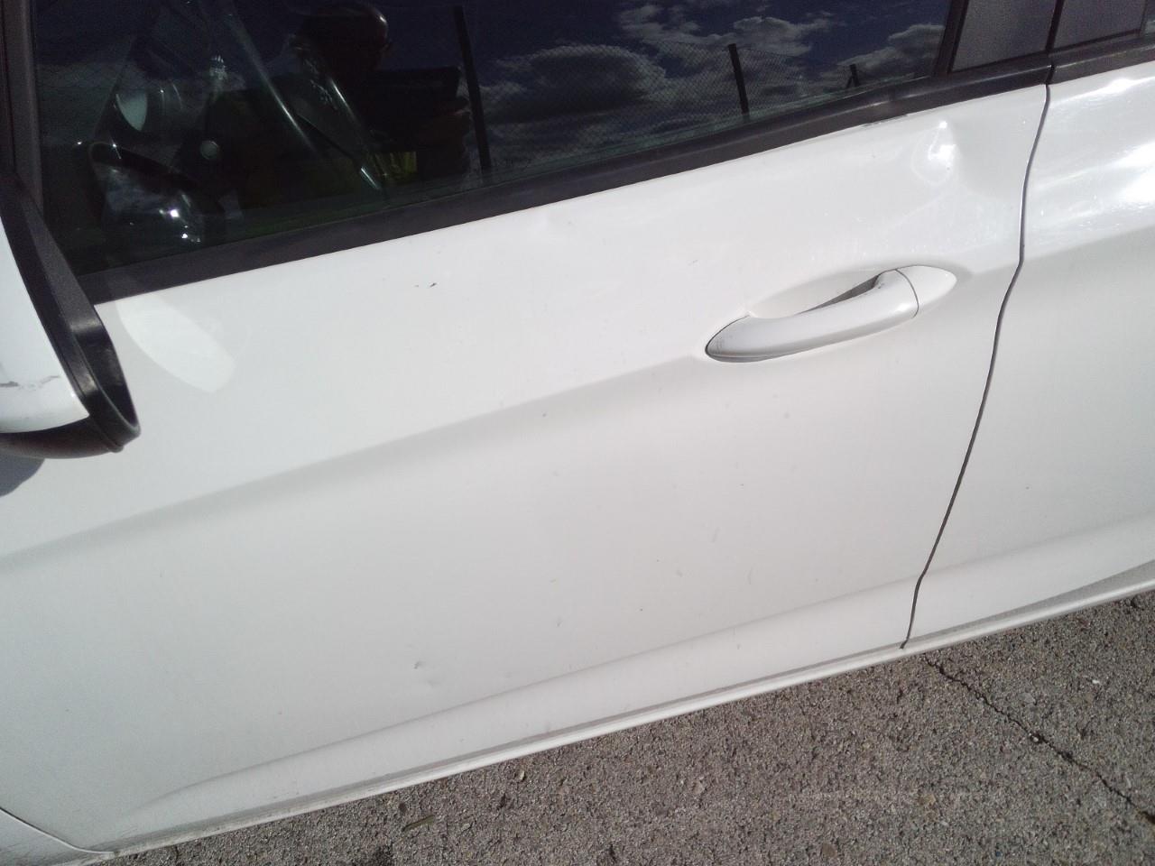 Daño en Puerta delantera izquierda Golpe carrocería Golpe carrocería