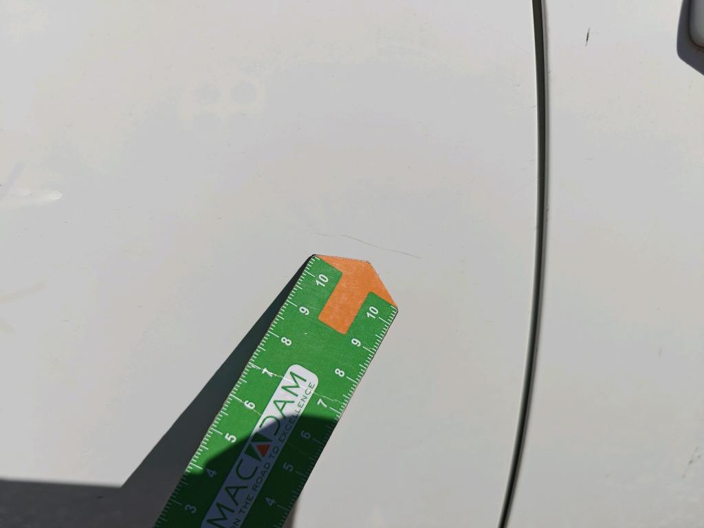 Daño en Puerta trasera derecha Arañazo ligero Arañazo ligero