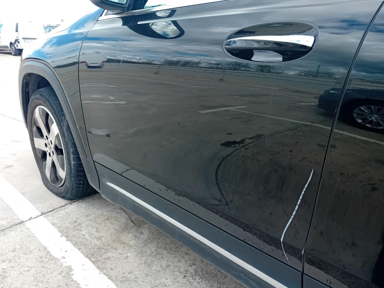 Daño en Puerta delantera izquierda Arañazo profundo Arañazo profundo