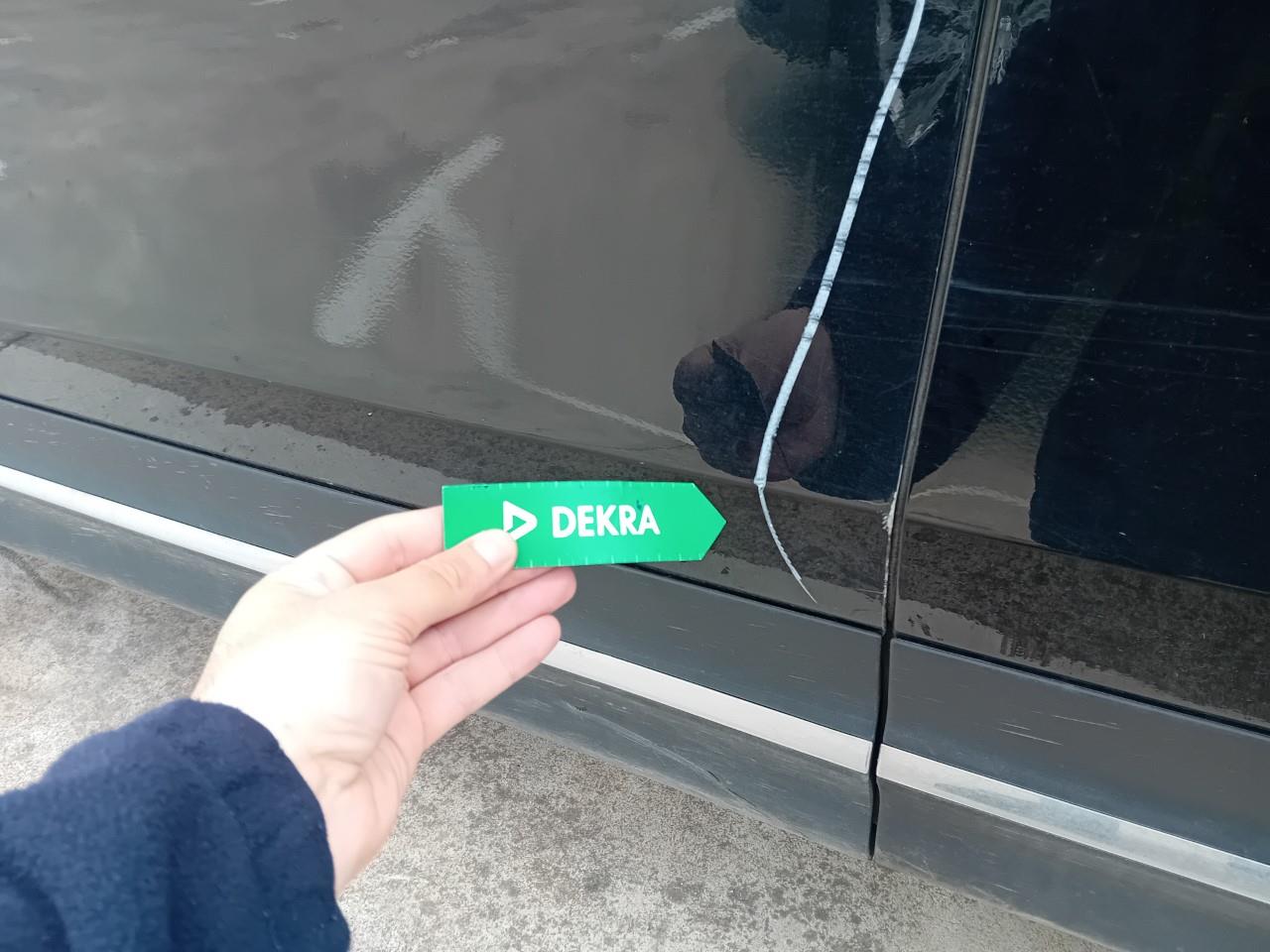 Daño en Puerta delantera izquierda Arañazo profundo Arañazo profundo