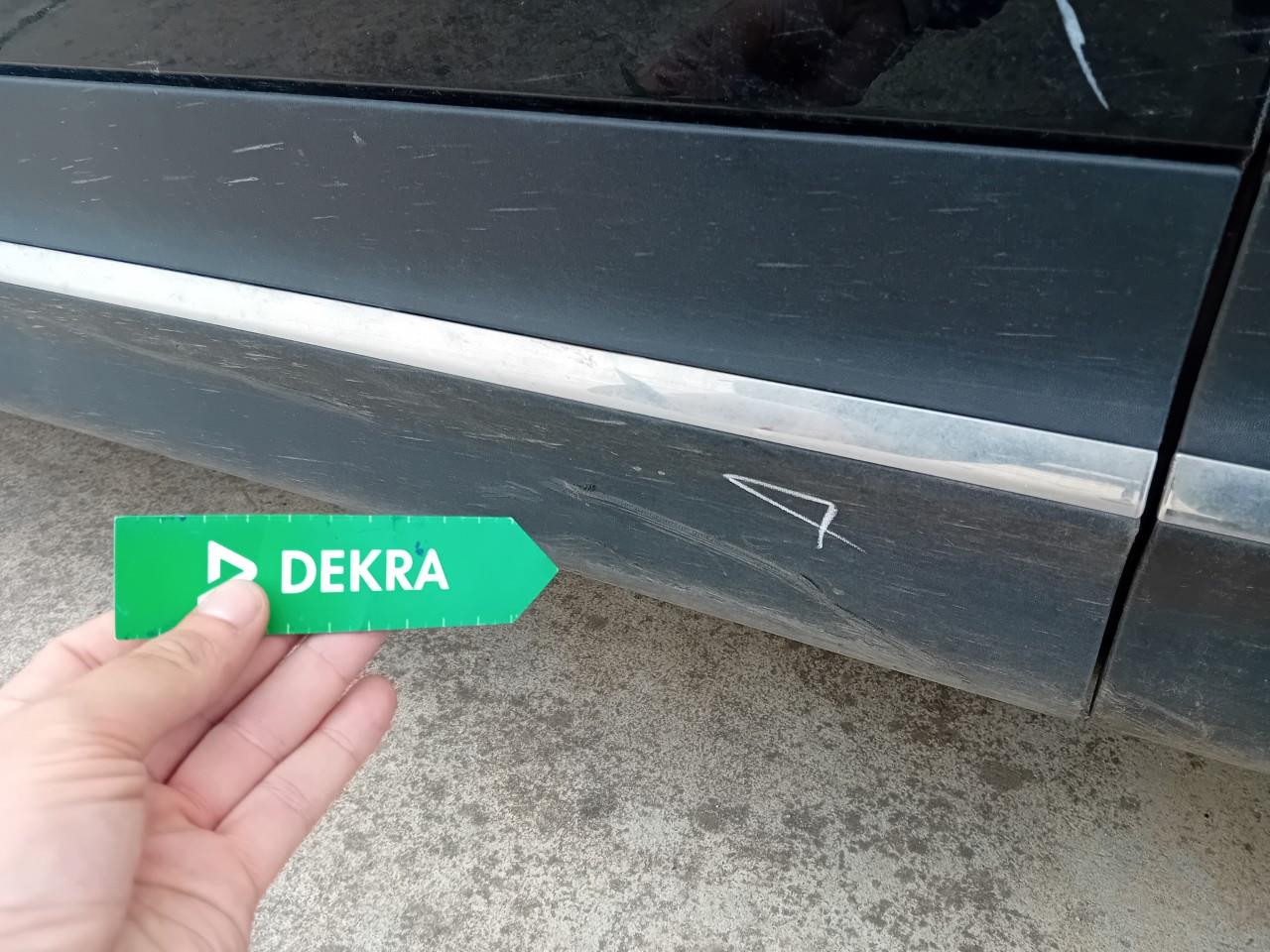 Daño en Embellecedor de puerta Arañazo profundo Arañazo profundo
