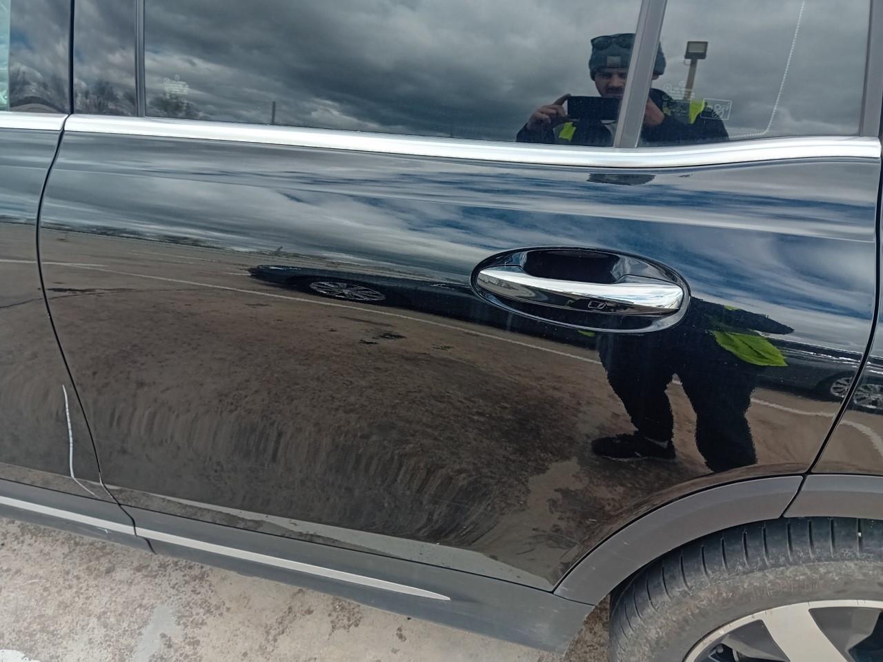 Daño en Puerta trasera izquierda Arañazo profundo Arañazo profundo