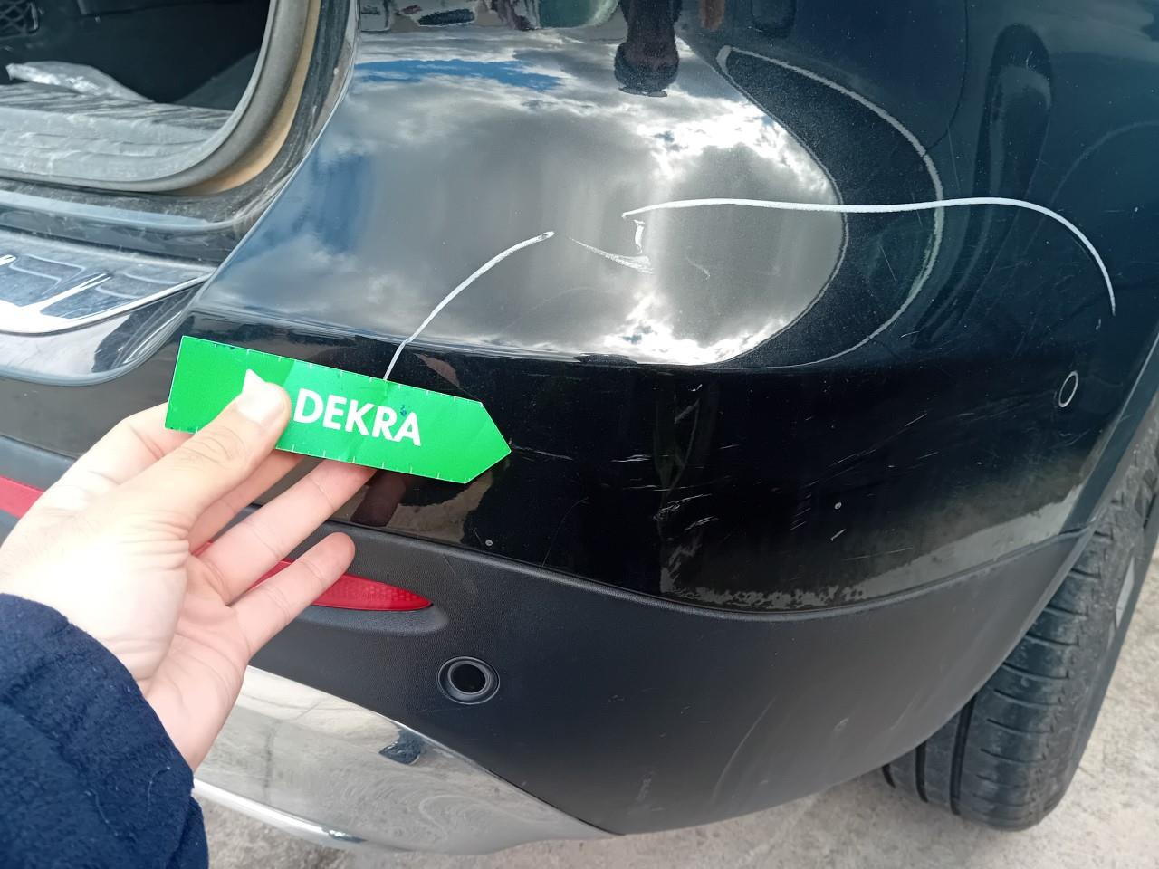 Daño en Parachoque trasero Arañazo profundo Arañazo profundo