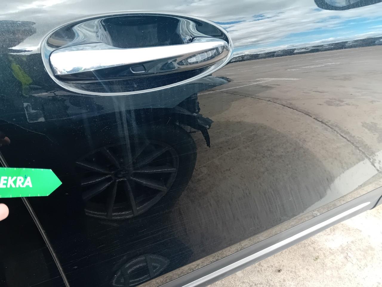 Daño en Puerta delantera derecha Arañazo profundo Arañazo profundo