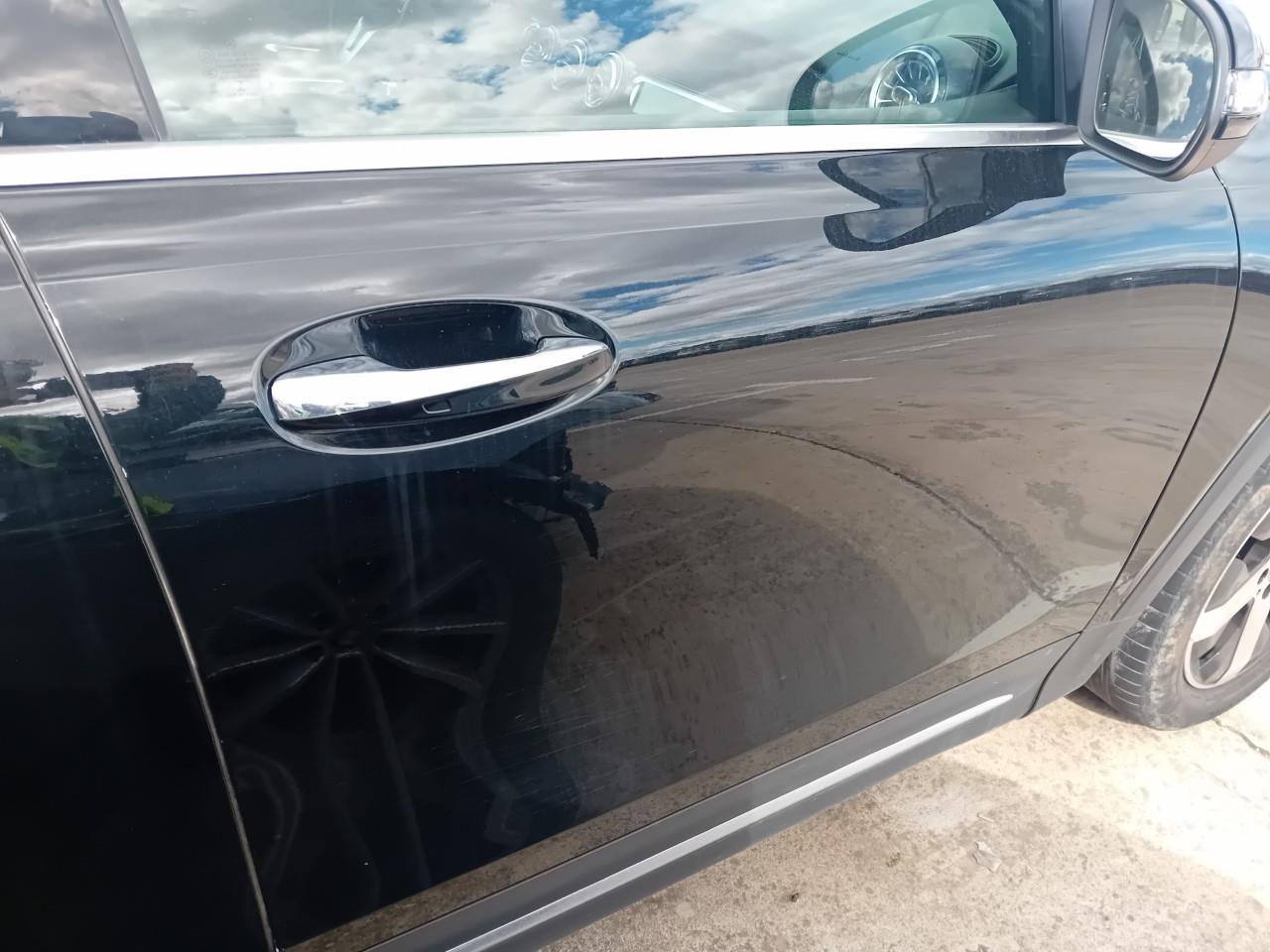 Daño en Puerta delantera derecha Arañazo profundo Arañazo profundo