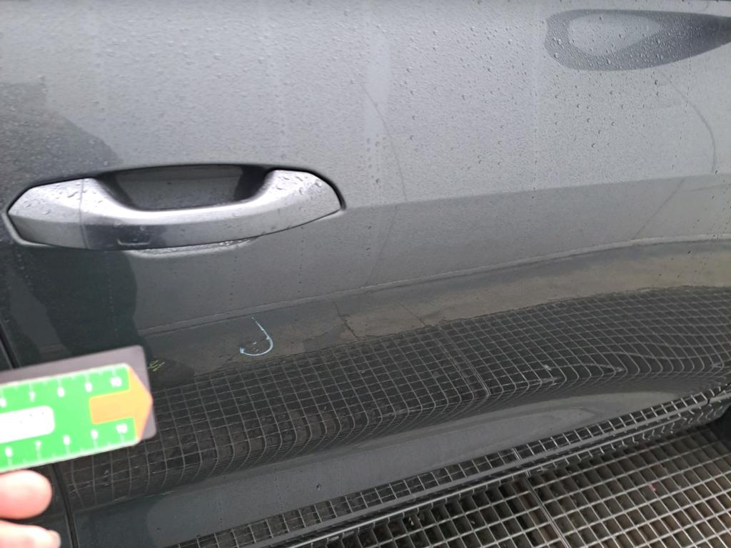 Daño en Puerta delantera derecha Arañazo ligero Arañazo ligero