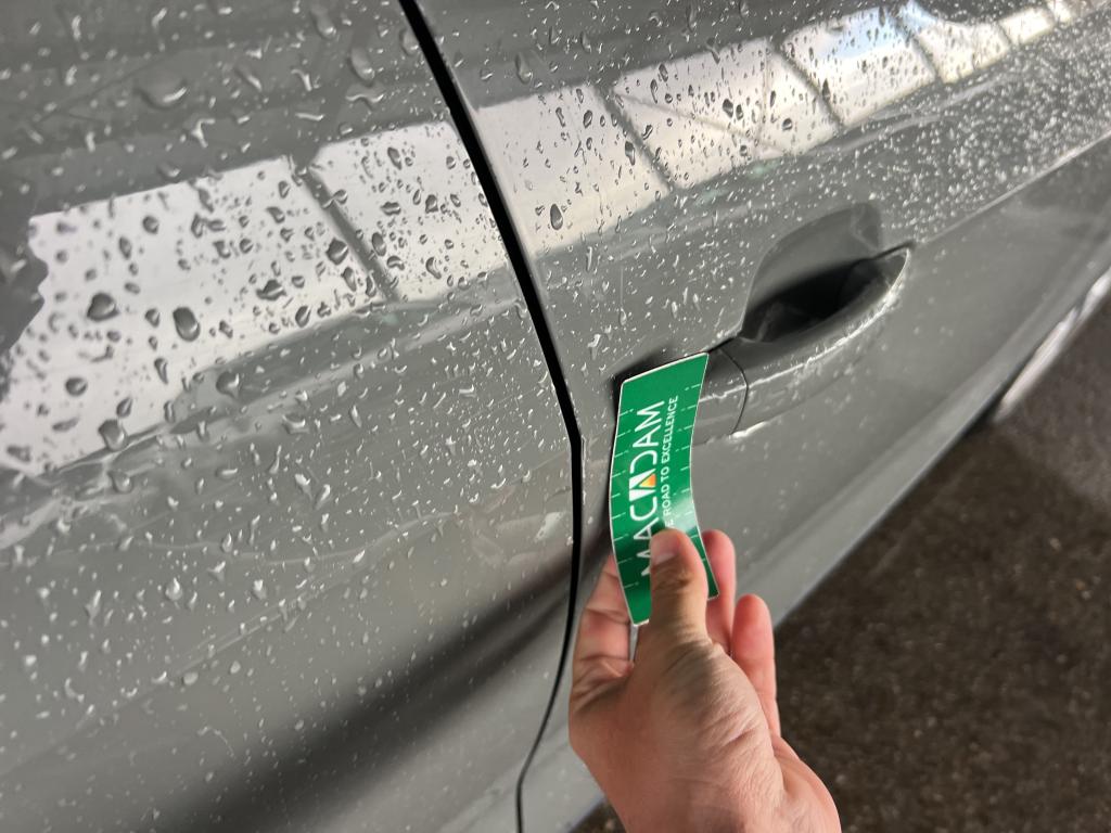 Daño en Puerta delantera derecha Arañazo ligero Arañazo ligero