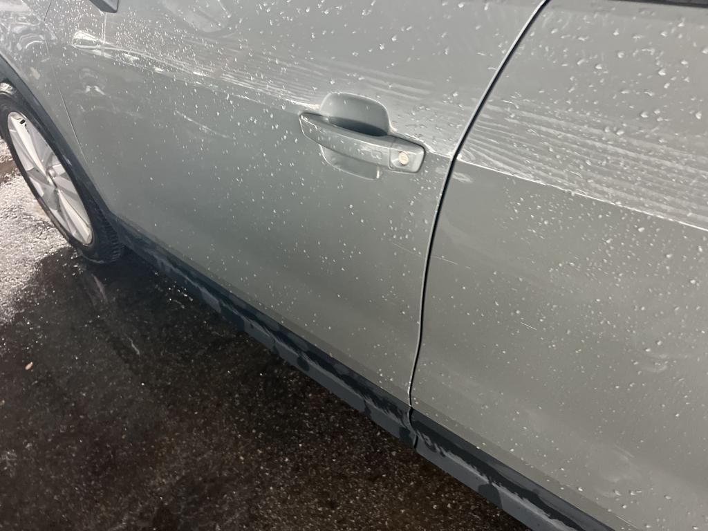 Daño en Puerta delantera izquierda Arañazo ligero Arañazo ligero
