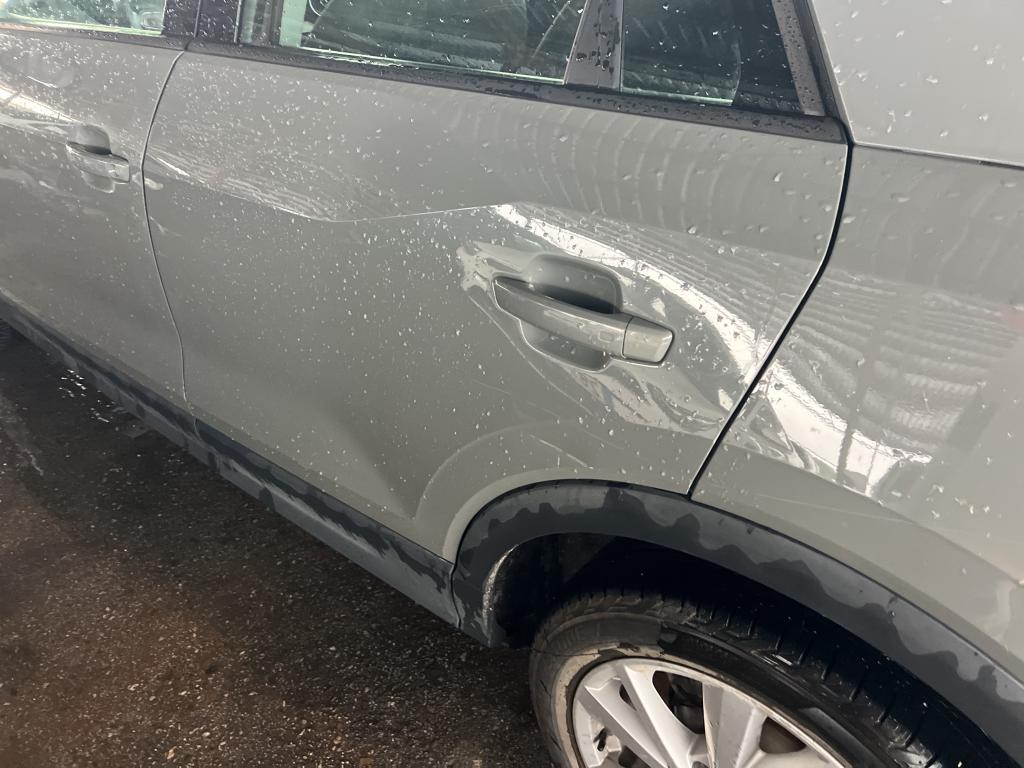 Daño en Puerta trasera izquierda Arañazo ligero Arañazo ligero