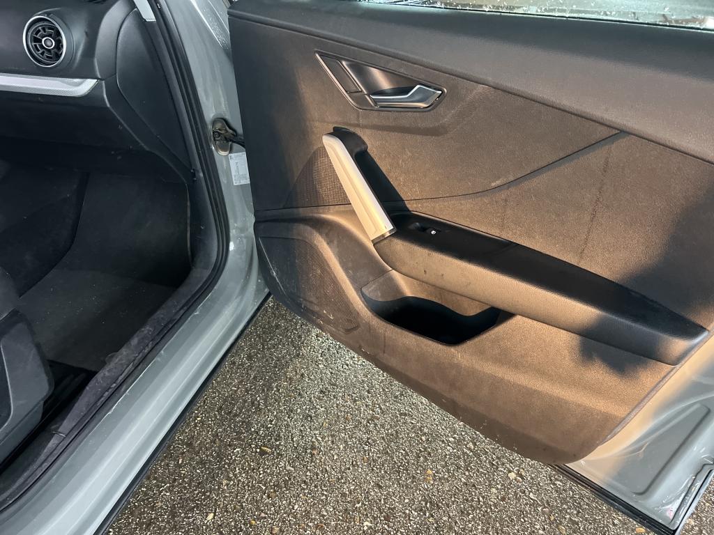Daño en Guarnecido puerta Arañazo ligero Arañazo ligero