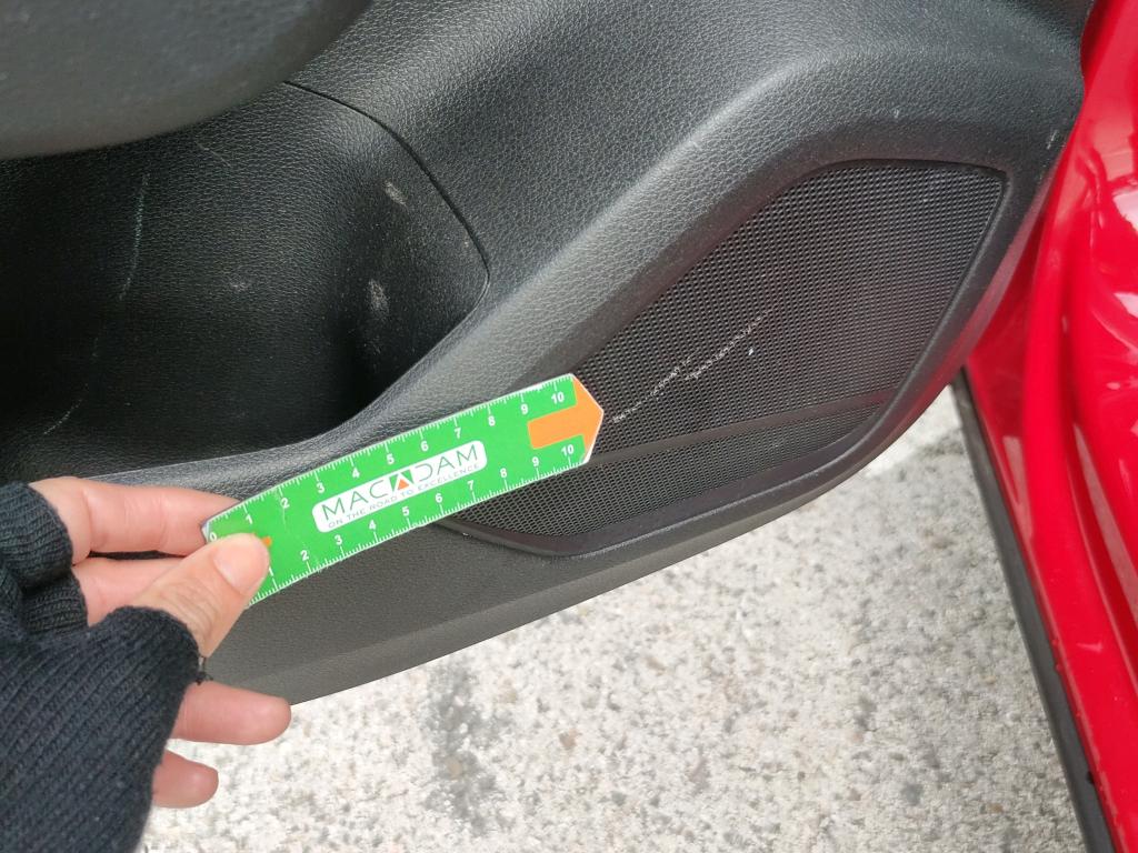 Daño en Guarnecido puerta Arañazo ligero Arañazo ligero
