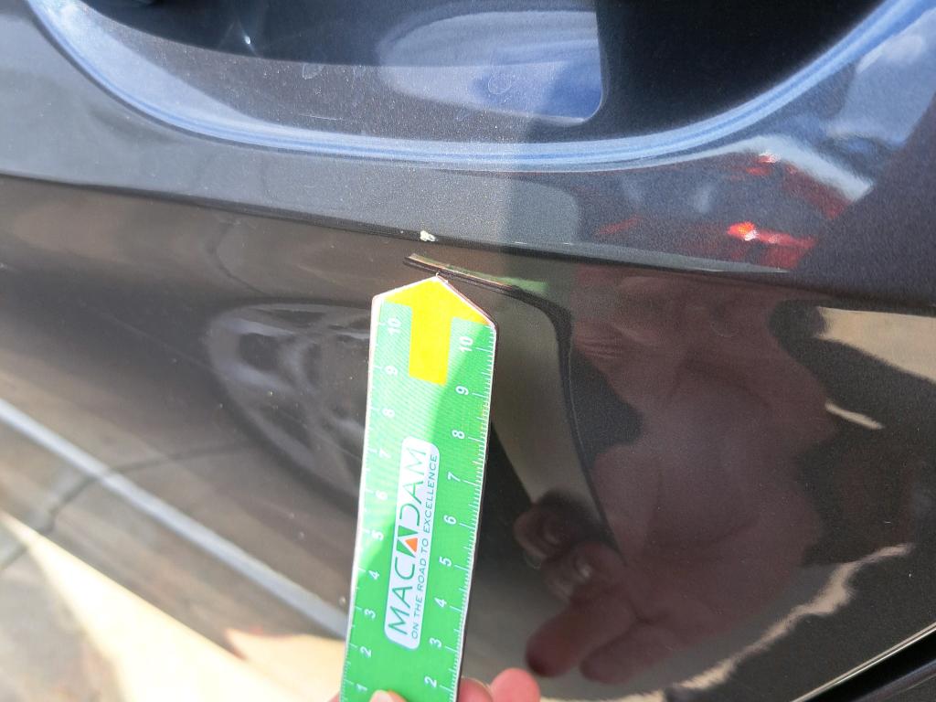 Daño en Puerta trasera izquierda hundido hundido