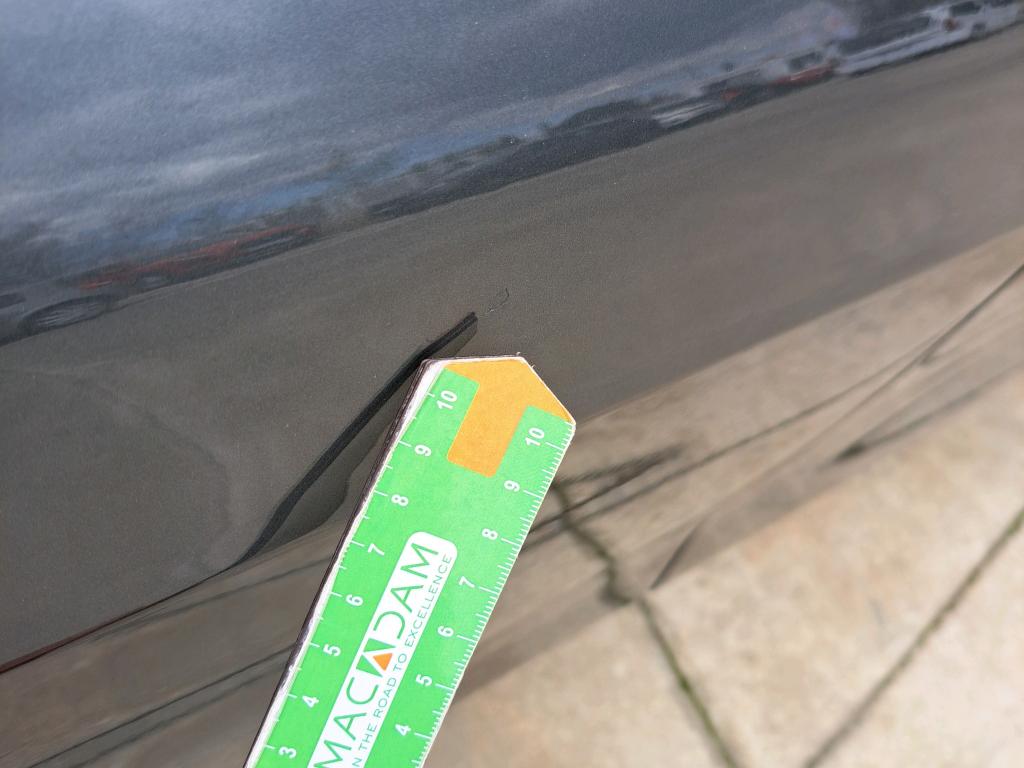 Daño en Puerta trasera derecha hundido hundido