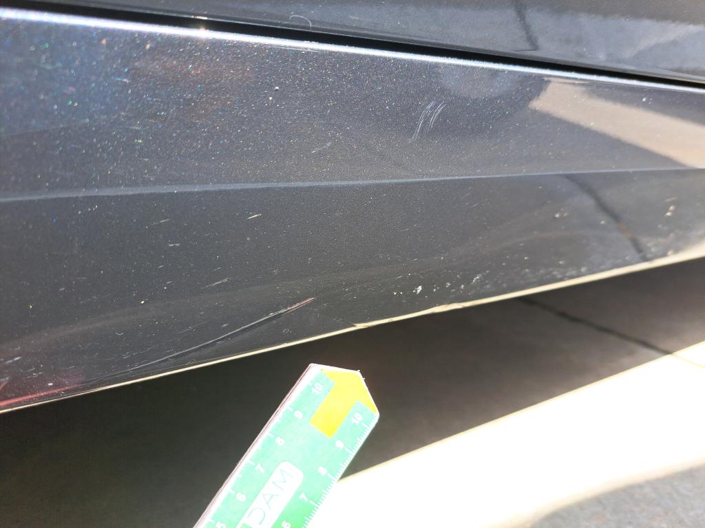 Daño en Bajos izquierdos Arañazo ligero Arañazo ligero
