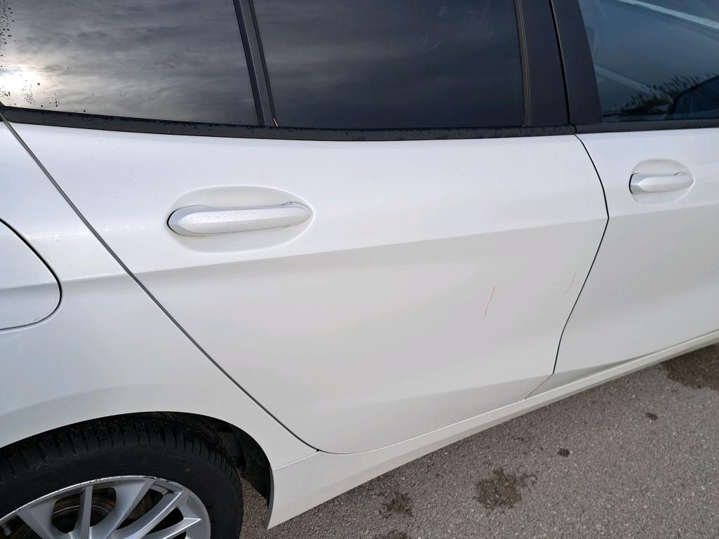 Daño en Puerta trasera derecha Arañazo ligero Arañazo ligero