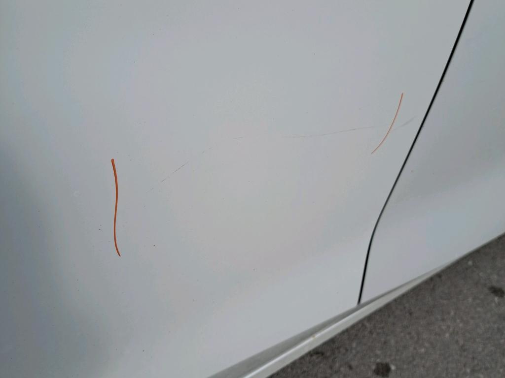 Daño en Puerta trasera derecha Arañazo ligero Arañazo ligero