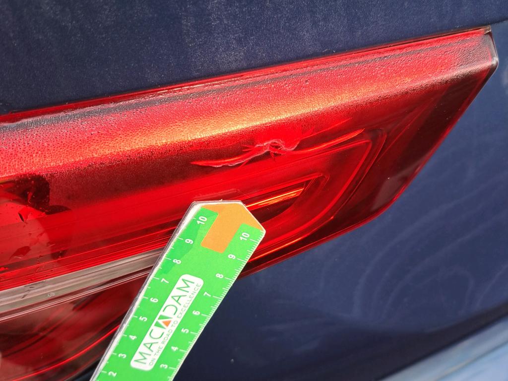 Daño en Optico trasero izquierdo Roto Roto