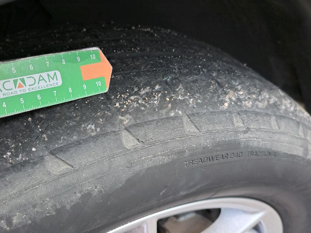 Daño en Neumatico Dl Iz forzado forzado