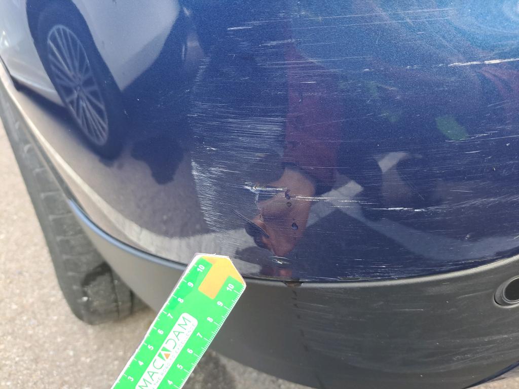 Daño en Parachoque trasero hundido hundido