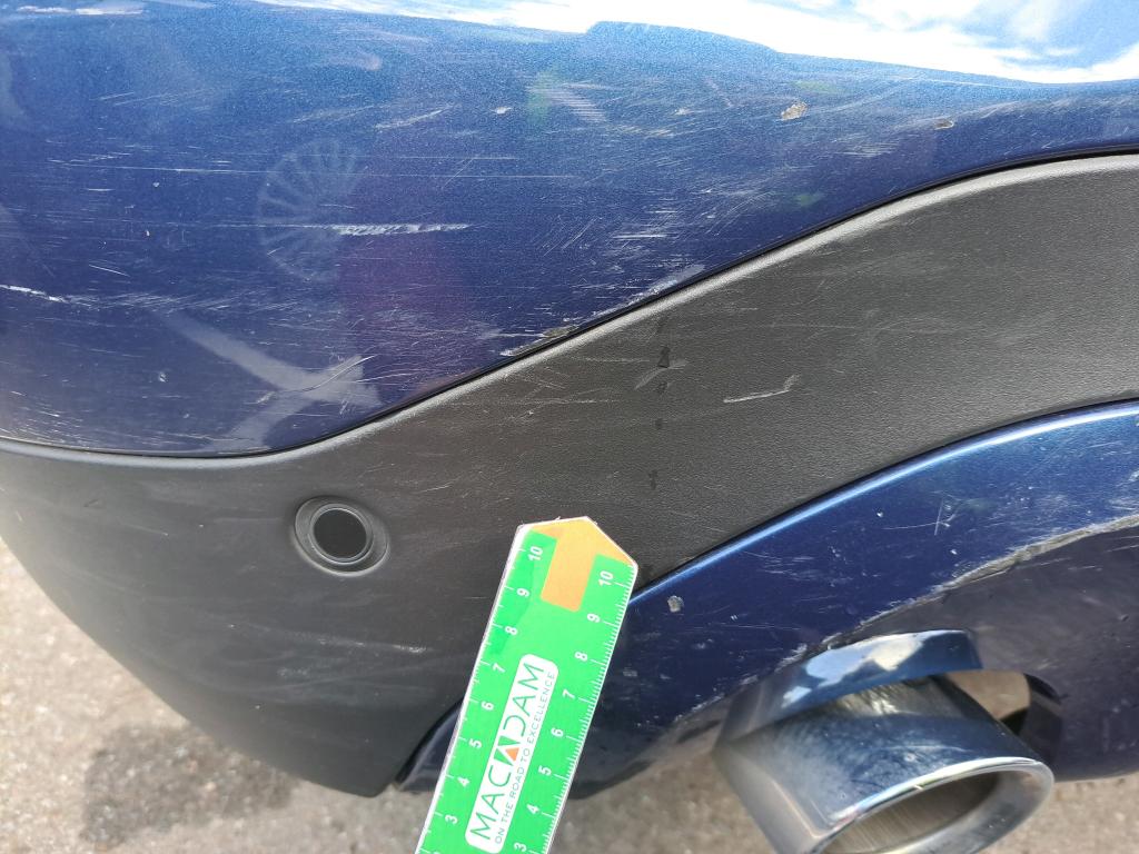 Daño en moldura parachoque Del Arañazo ligero Arañazo ligero