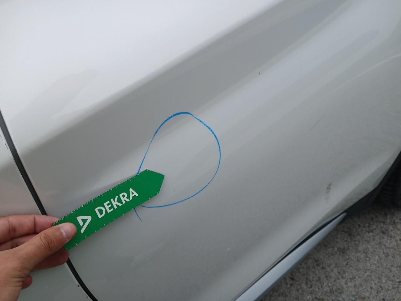 Daño en Puerta trasera izquierda Golpe carrocería Golpe carrocería