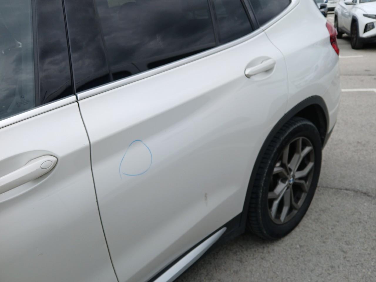 Daño en Puerta trasera izquierda Golpe carrocería Golpe carrocería