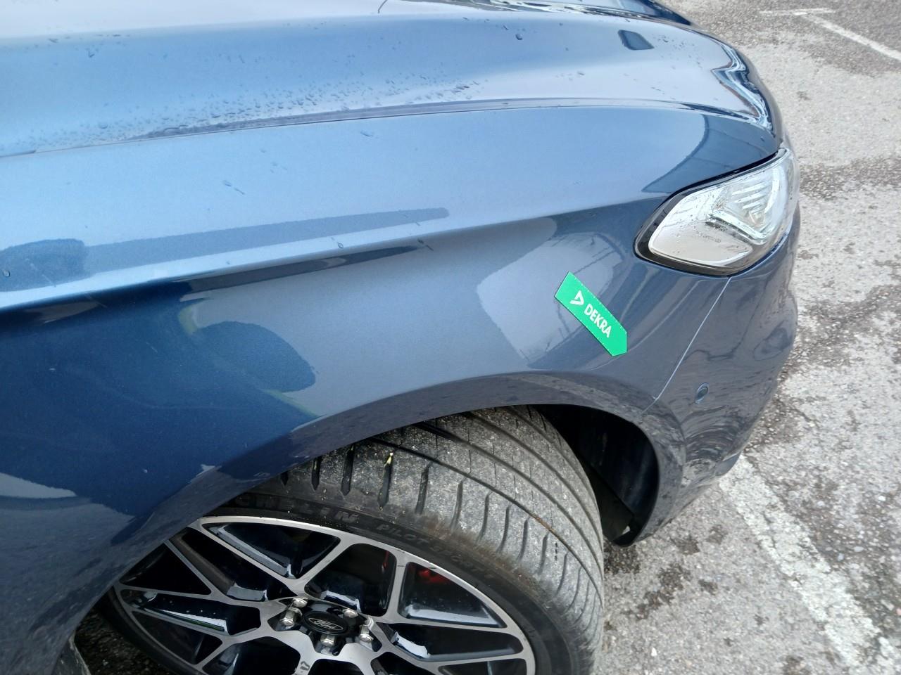 Daño en Aleta delantera derecha Golpe carrocería Golpe carrocería