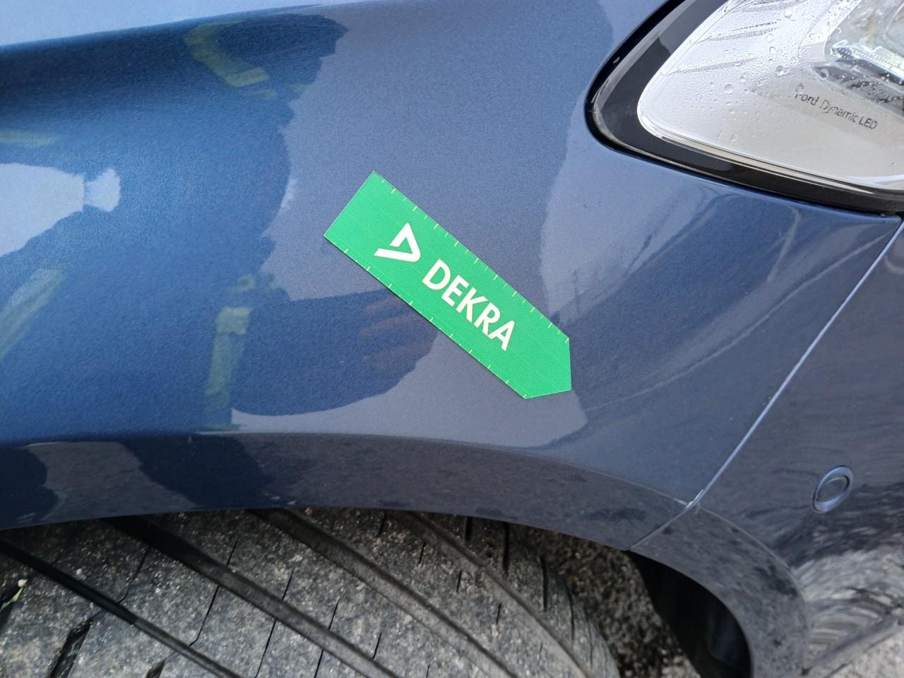 Daño en Aleta delantera derecha Golpe carrocería Golpe carrocería