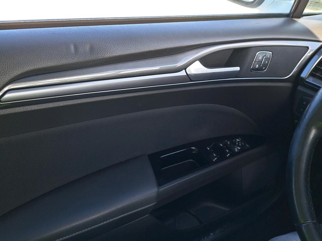 Daño en Puerta delantera izquierda Usado Usado