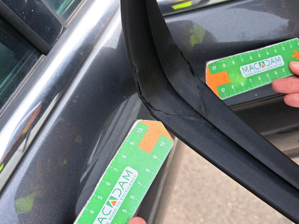 Daño en retrovisor derecho Roto Roto