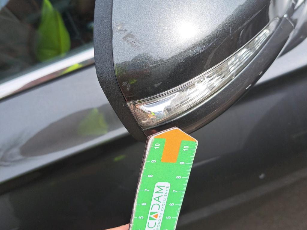 Daño en retrovisor derecho Roto Roto
