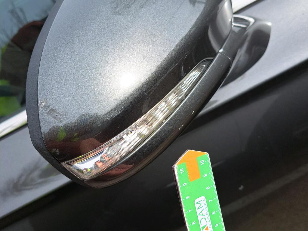 Daño en retrovisor derecho Roto Roto