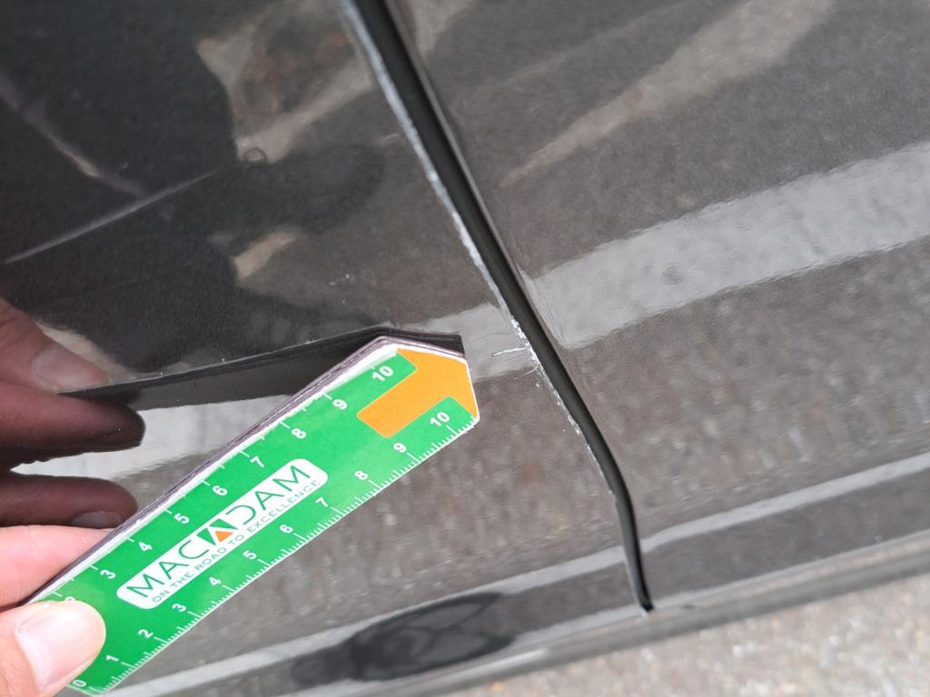 Daño en Puerta delantera izquierda hundido hundido