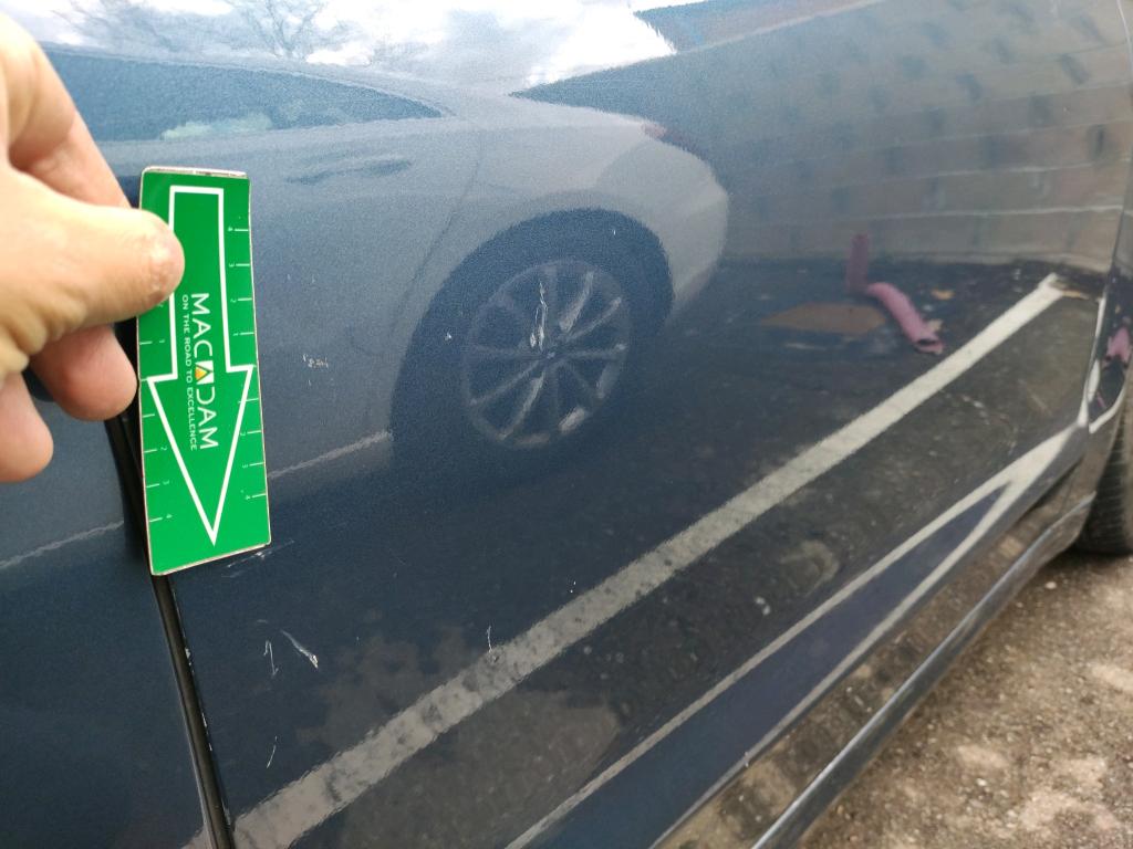 Daño en Puerta delantera derecha hundido hundido