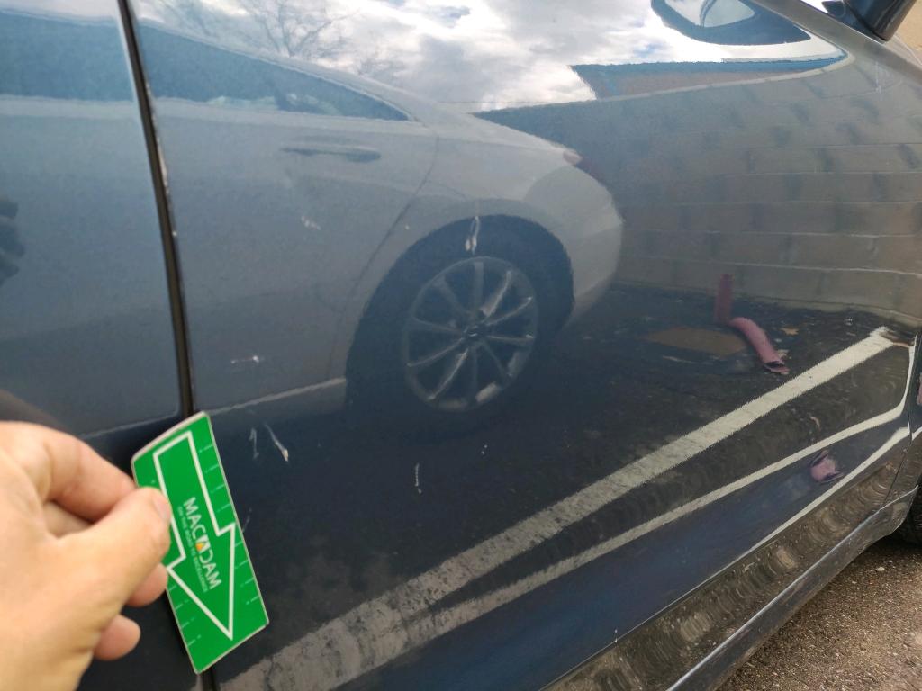 Daño en Puerta delantera derecha hundido hundido