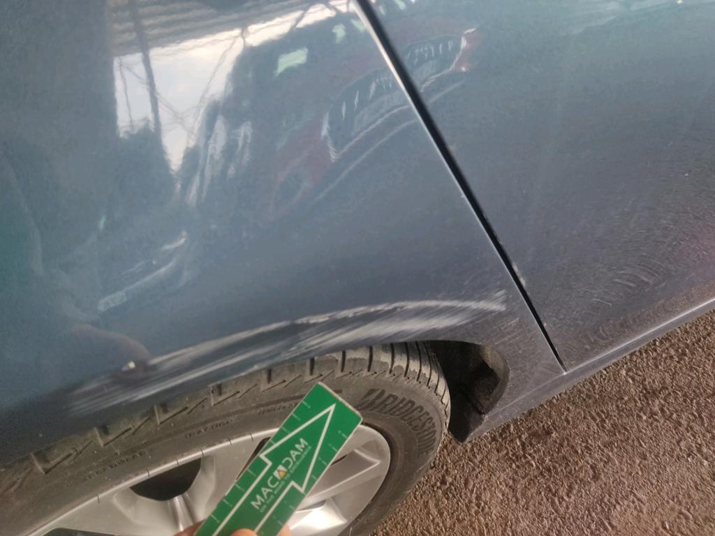 Daño en Aleta trasera derecha hundido hundido