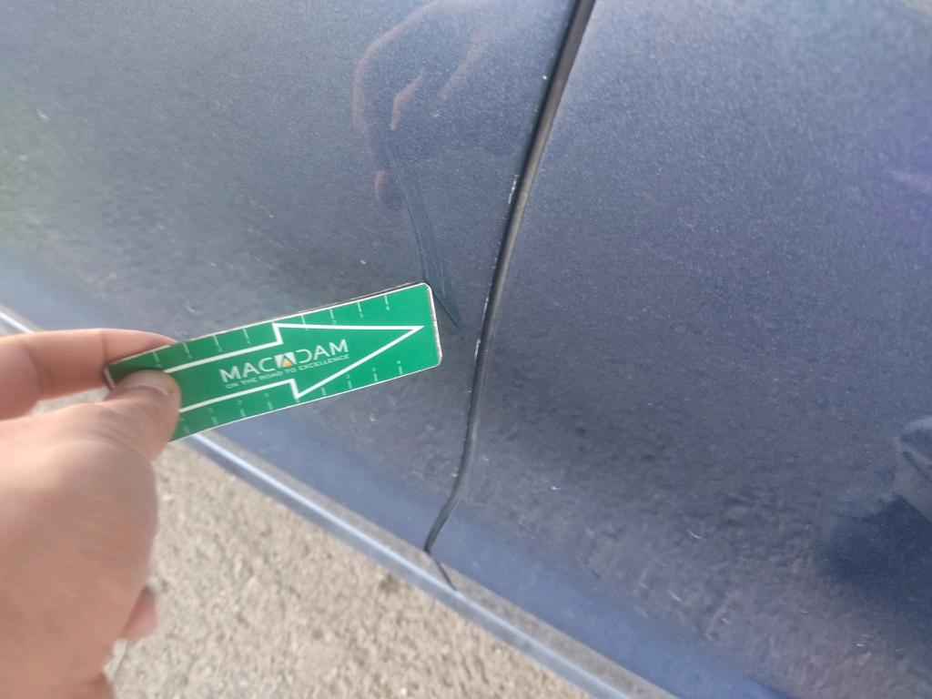 Daño en Puerta delantera izquierda Arañazo ligero Arañazo ligero