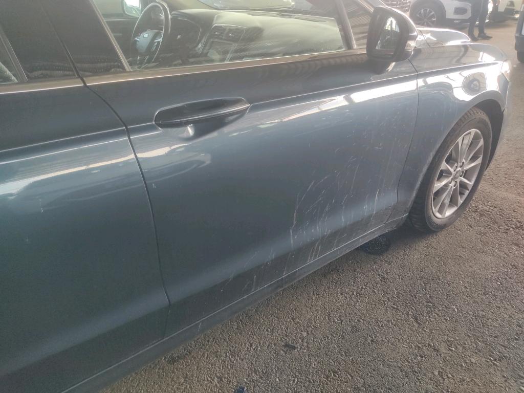 Daño en Puerta delantera derecha Arañazo ligero Arañazo ligero