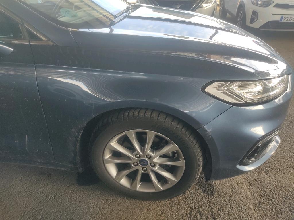 Daño en Aleta delantera derecha Arañazo ligero Arañazo ligero