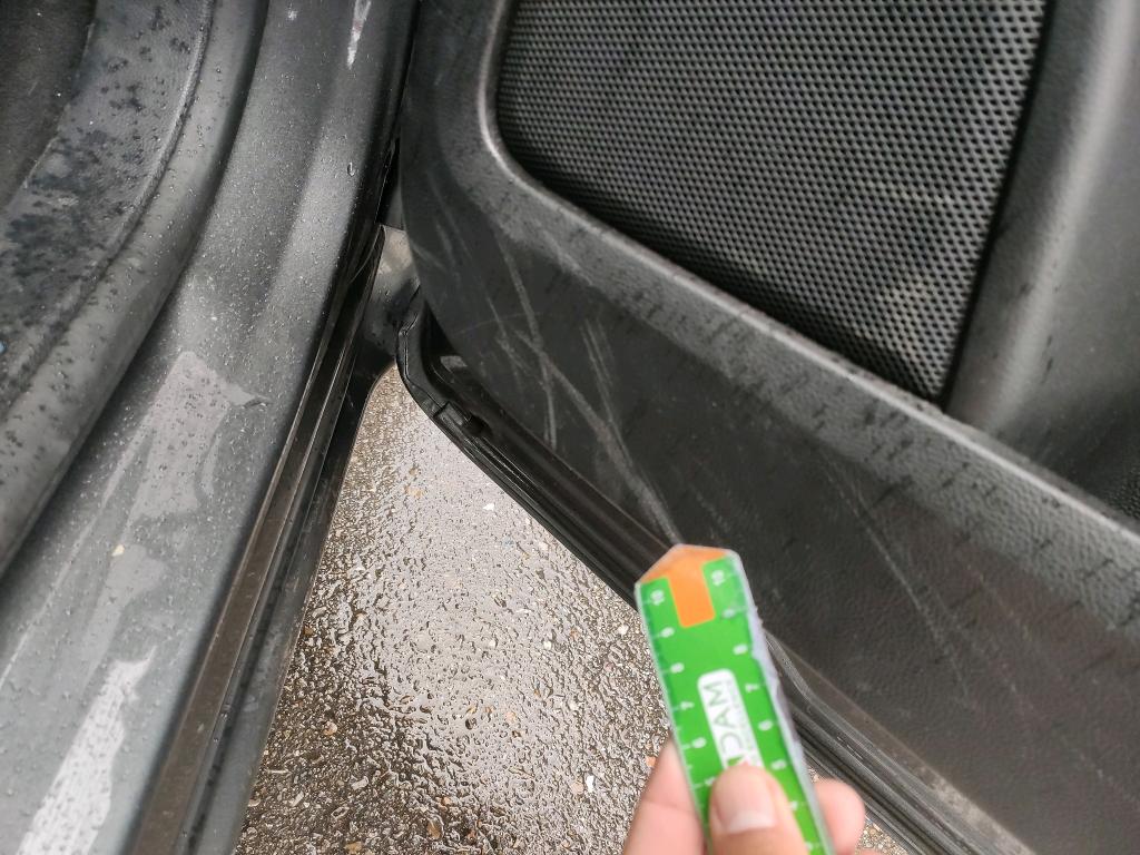 Daño en Guarnecido puerta Arañazo ligero Arañazo ligero