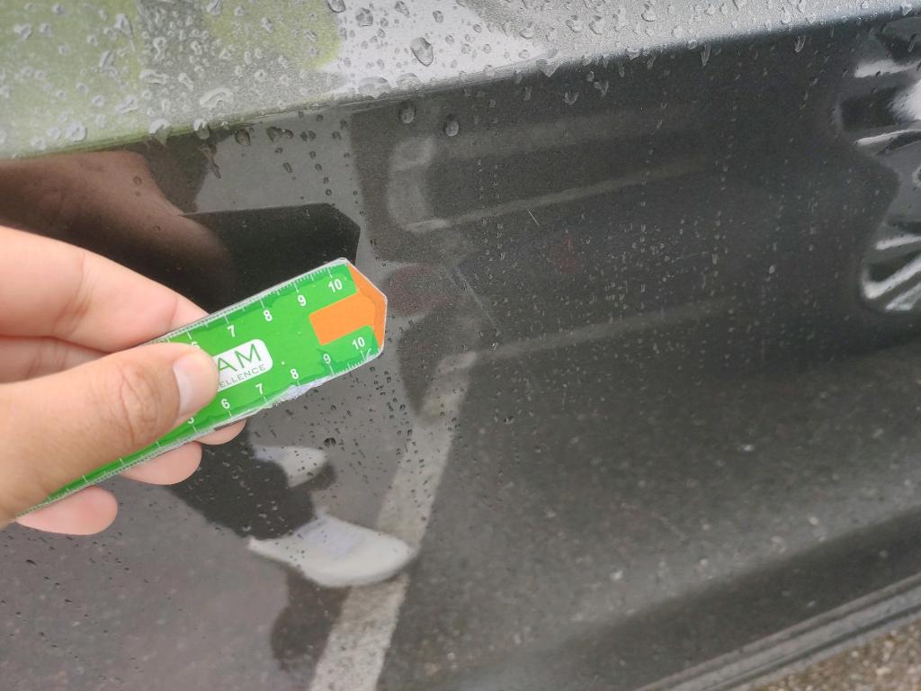 Daño en Puerta delantera derecha Arañazo ligero Arañazo ligero