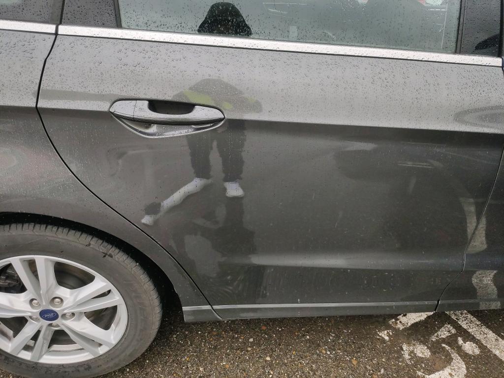 Daño en Puerta trasera derecha Arañazo ligero Arañazo ligero